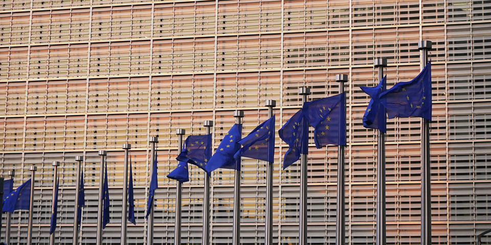 EU-flaggor utanför EU-kommissionens högkvarter i Bryssel i Belgien