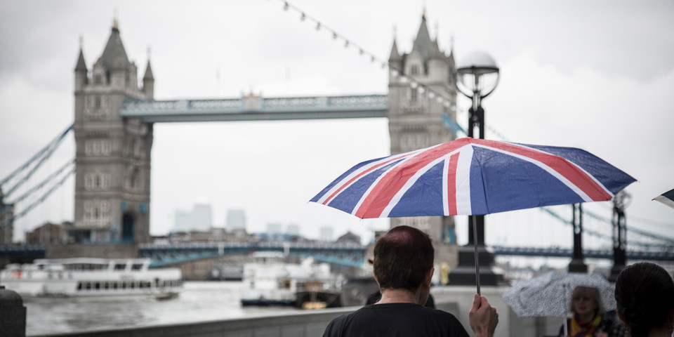 Britiskt flaggparaply och London Bridge
