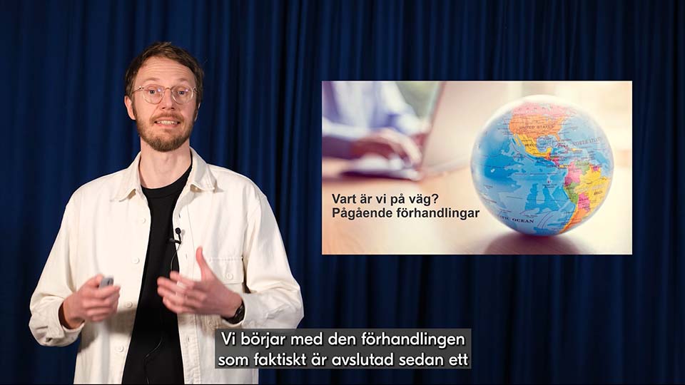 startbild film: medarbetare på kommerskollegium står bredvid en powerpointpresentation som handlar om läget i eu:s handelsavtalsförhandlingar