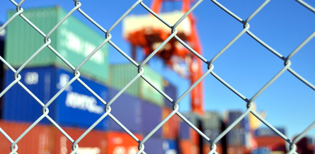 containrar bakom stängsel